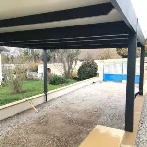 Création et installation d'un carport en aluminium à toit plat à Cabourg