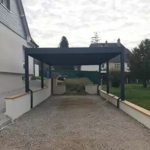 Création et installation d'un carport en aluminium à toit plat à Cabourg