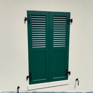Installation de volets battants verts à Honfleur