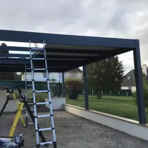 Création et installation d'un carport en aluminium à toit plat à Cabourg