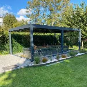 Pergola bioclimatique à lames orientables et terrasse composite à Honfleur