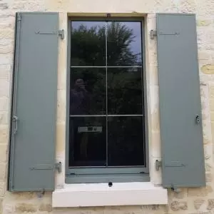 Pose de volets battants isolés et de fenêtres en aluminium sur maison en pierre de Caen à Bayeux, Calvados