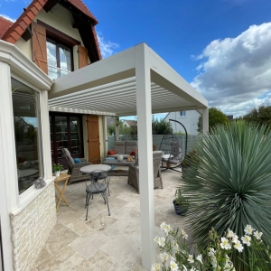 Pose de pergola bioclimatique à Hermanville