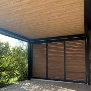 Pose d'une pergola bioclimatique à lames orientables, Lisieux