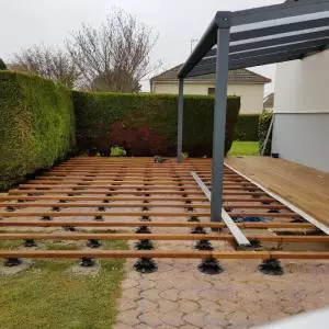 Création d’une pergola avec agrandissement une terrasse en bois dans la manche 