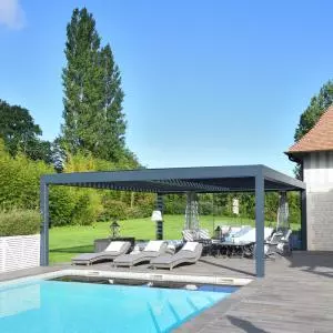 Création d'une pergola bioclimatique à lames orientables au bord d'une piscine à Deauville