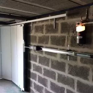  Installation d'une porte de garage latérale avec ouverture piéton à Caen