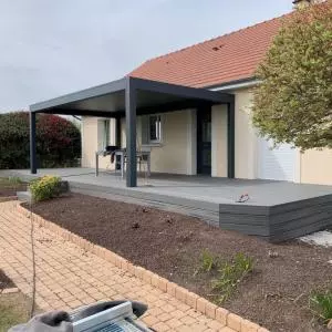 Installation d'une terrasse composite avec pergola bioclimatique dans la Manche, Normandie