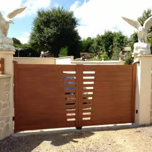 Pose d'une clôture et d'un portail aluminium ajourés dans le ton bois chêne doré à Falaise