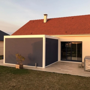 Pose d'une pergola avec screens de 3 côtés pour une protection des rayons du soleil totale