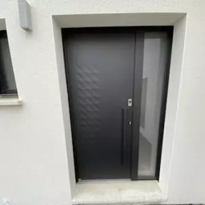 Pose d'une nouvelle porte d'entrée en aluminium en Normandie 