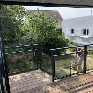 Mise en place d'un garde corps vitré pour une terrasse sur pilotis à Ouistreham