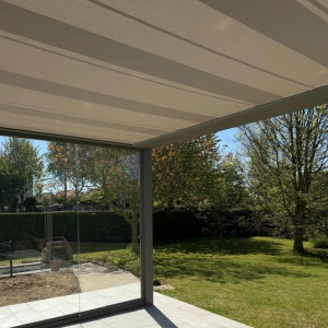 Store de toiture B129 sur pergola aluminium dans le Calvados