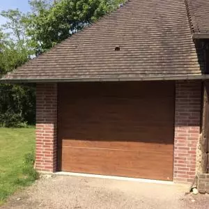 Pose d'une porte de garage ton bois à Lisieux, Calvados