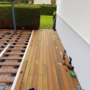 Création d’une pergola avec agrandissement une terrasse en bois dans la manche 