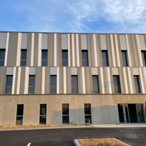 Le chantier une fois terminé vu de l'extérieur avec toutes ses fenêtres et portes fenêtres en aluminium près de Caen