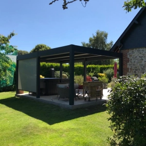 Pose d’une pergola Aluloge par l’agence Logikinov d’Honfleur