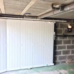 une porte de garage latérale avec un digicode