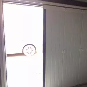 une porte de garage latérale avec un digicode