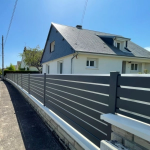 Clôture aluminium à lames persiennées sur mesure dans le Calvados