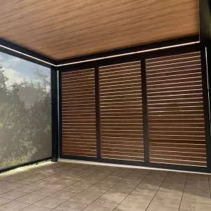 Une terrasse avec amélioration grâce à une pergola en Normandie 