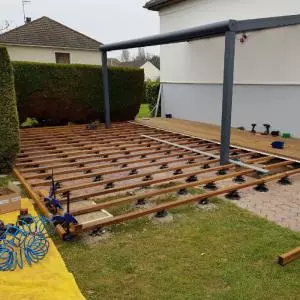 Création d’une pergola avec agrandissement une terrasse en bois dans la manche 