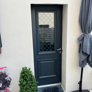 Mise en place d'une porte d'entrée Bel'M en aluminium à Honfleur
