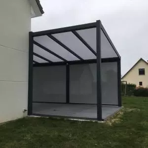 Pose d'une pergola aluminium avec store brise vent à Deauville, Calvados