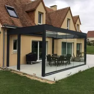 Création d'une pergola à lames orientables et rétractables en Normandie 