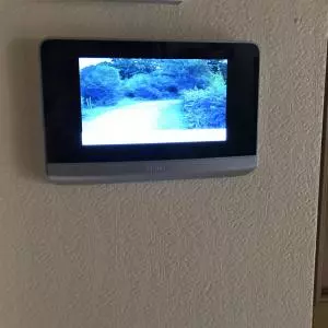 Caméra de surveillance avec écran pour la sécurité de la maison en Normandie 