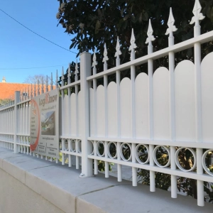 Pose d'une clôture semi-ajourée en aluminium blanc
