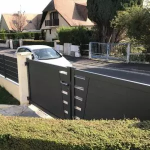 Pose d'un portail battant en aluminium à Ouistreham