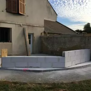 Extension d'un toit plat avec un bardage bois en clairevoie et en aluminium noir sablé à Caen