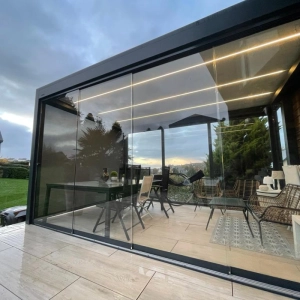 Installation d'une pergola avec paroi vitrée près de Vire, Normandie