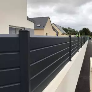 Pose d'une clôture semi ajourée brise vue en Normandie