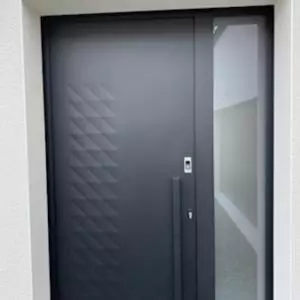 Pose d'une nouvelle porte d'entrée en aluminium en Normandie 