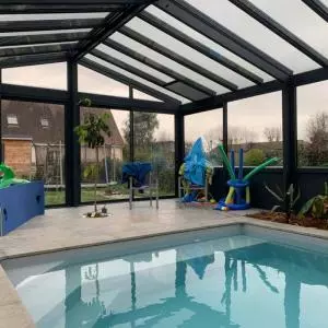 Couverture d'une piscine par une véranda aluminium à Caen