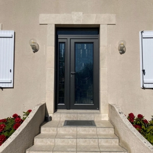 pose d'une porte d'entrée fabriquée en France
