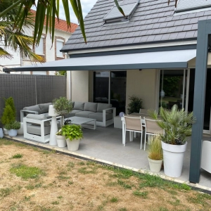 Mise en place d'un store banne avec pergola en Normandie
