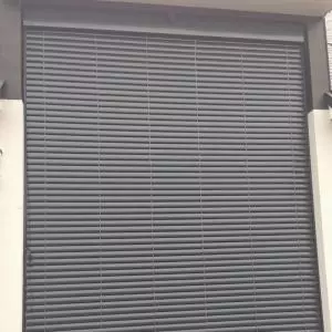 Pose d'un brise soleil orientable à Vire, Calvados