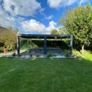 Pergola bioclimatique à lames orientables et terrasse composite à Honfleur