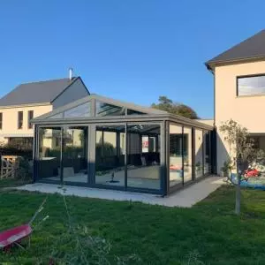 Couverture d'une piscine par une véranda aluminium à Caen