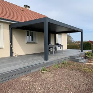 Installation d'une terrasse composite avec pergola bioclimatique dans la Manche, Normandie