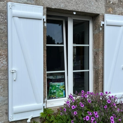 Pose de portes fenêtres et volets battants par l'agence de St Lô 