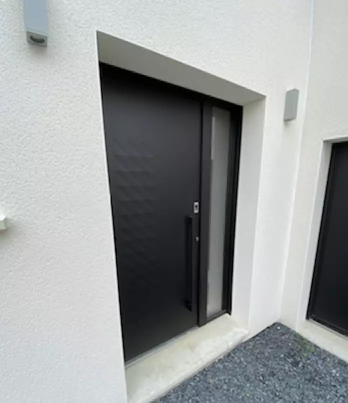 Pose d'une porte d'entrée en aluminium avec empreinte digitale à Caen 
