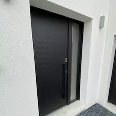 Pose d'une porte d'entrée en aluminium avec empreinte digitale à Caen 