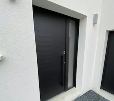 Pose d'une porte d'entrée en aluminium avec empreinte digitale à Caen 