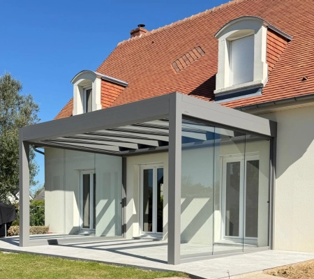 Installation d'une pergola vitrée B800 et parois Sunflex à Saint-Contest en Normandie