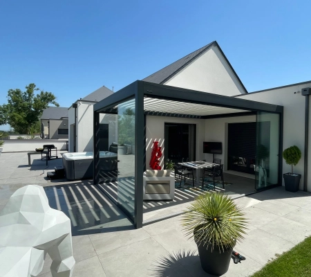 Installation d'une pergola B200 XL avec vitrage à Éterville en Normandie