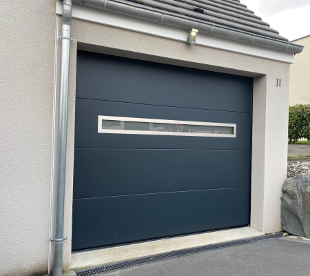 Une porte sectionnelle sur mesure près de Caen en Normandie